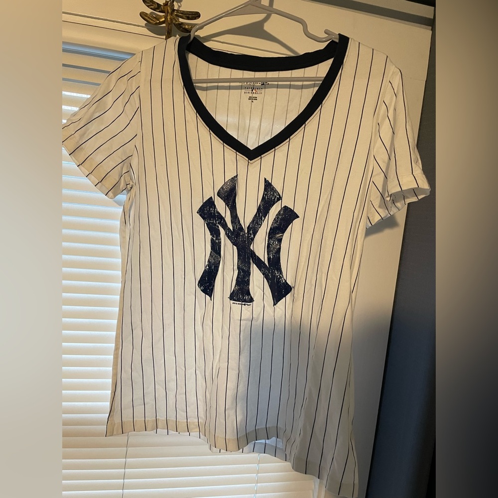 Yankees Cotton V-neck T-shirt | Sz XL | Worn once!
